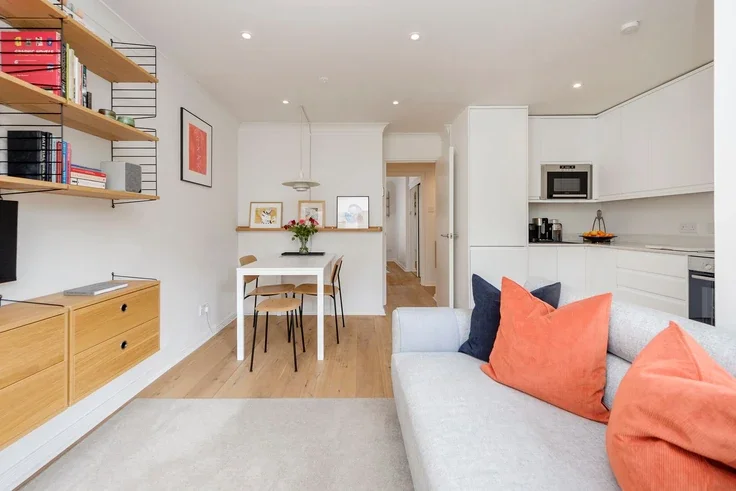 Flat Pine Street in Greater London