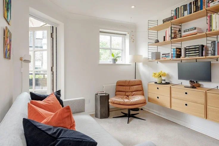 Flat Pine Street in Greater London
