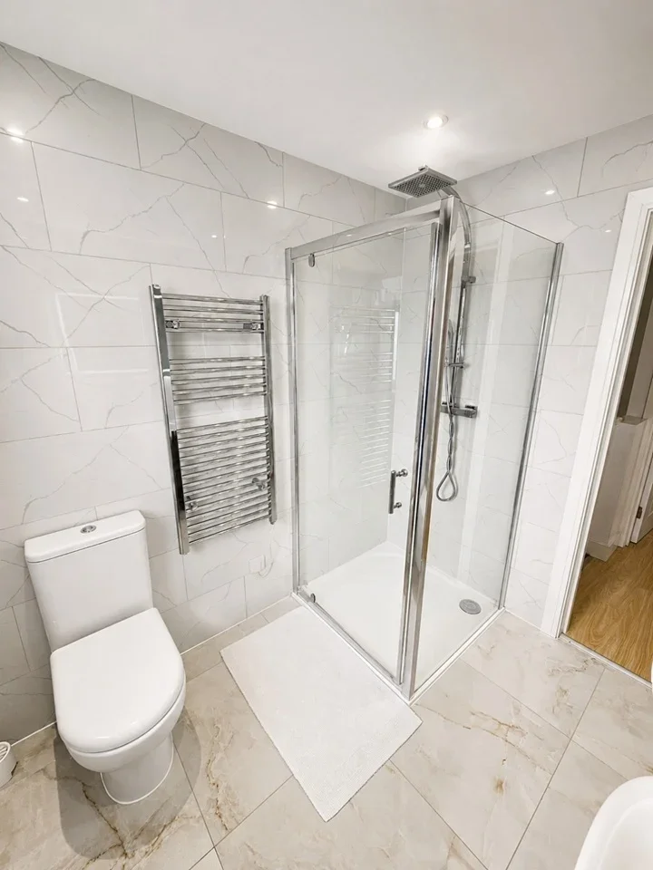 Room Lonsdale Avenue in Greater London