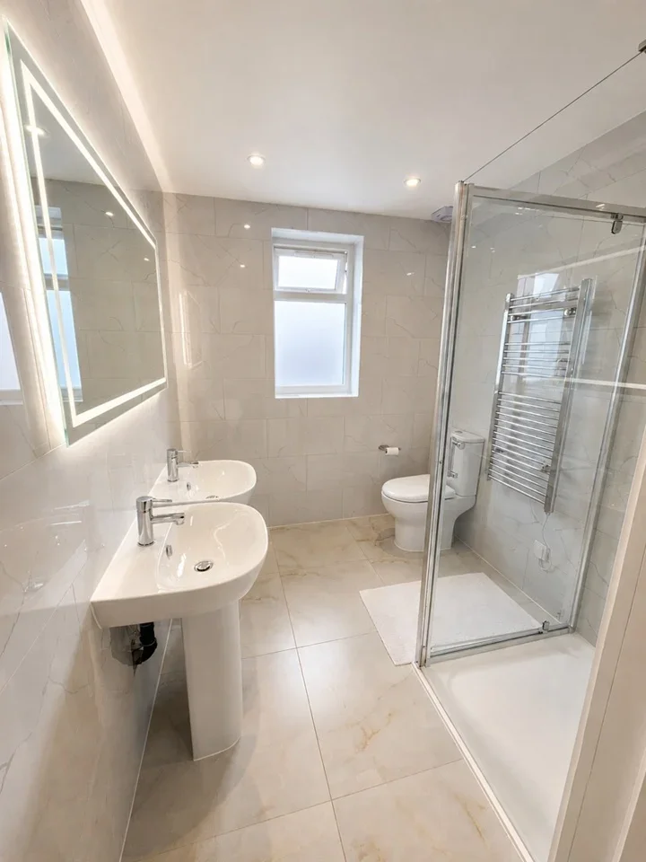 Room Lonsdale Avenue in Greater London