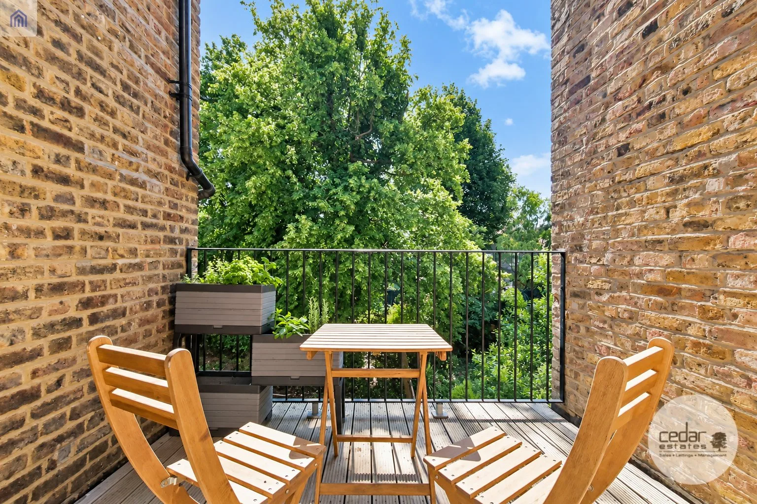 Flat Dennington Park Road in Greater London