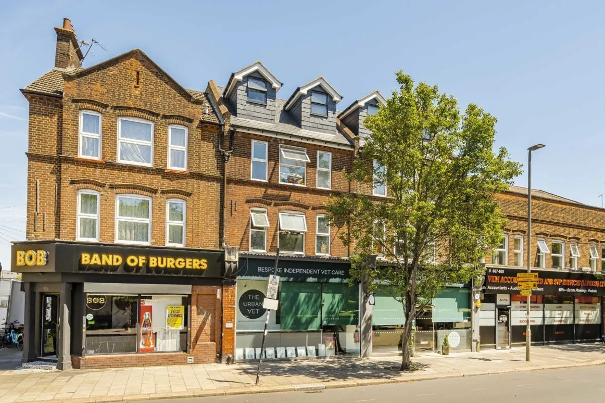 Flat Garratt Lane in Greater London