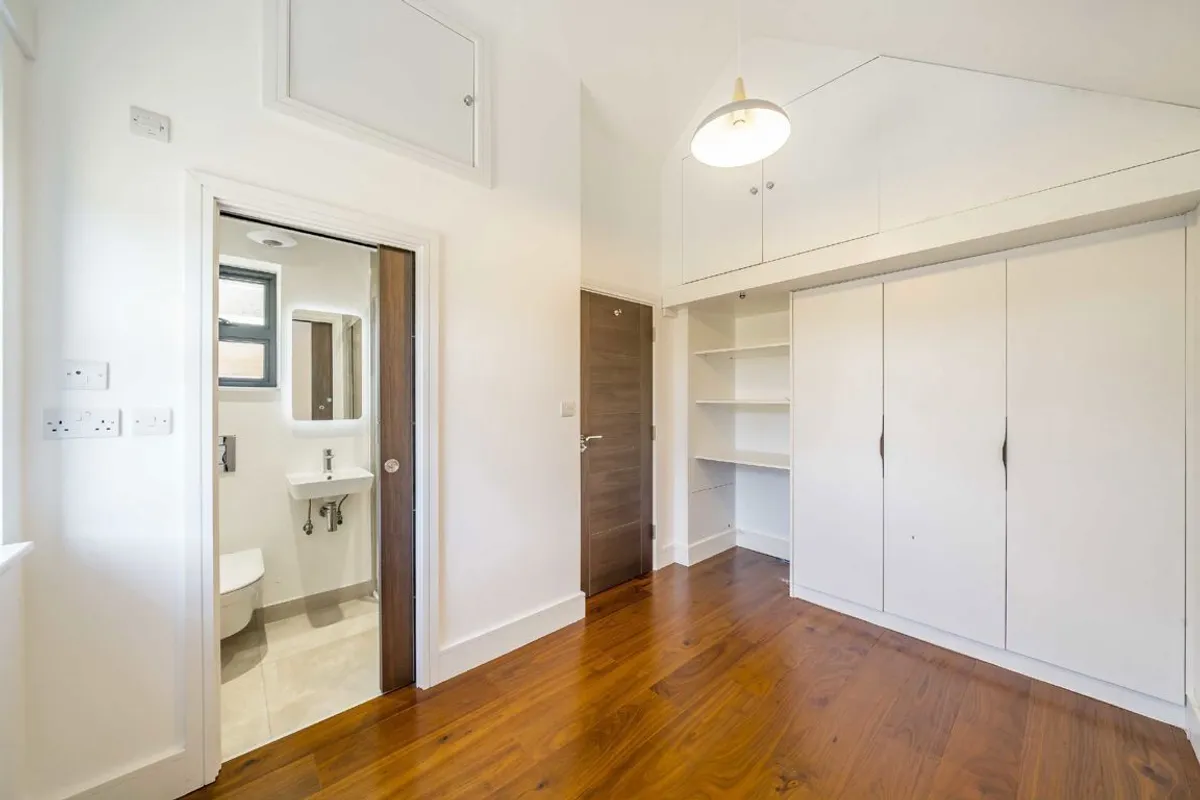 Flat Garratt Lane in Greater London