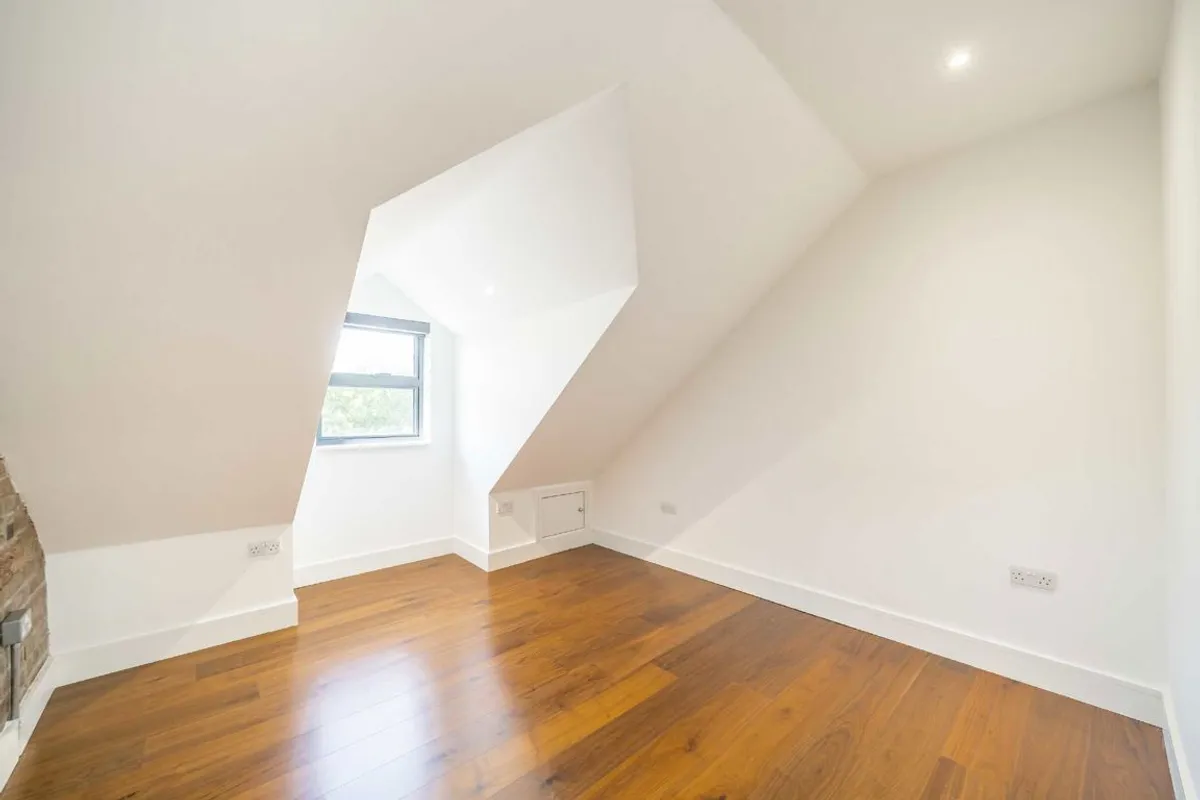 Flat Garratt Lane in Greater London