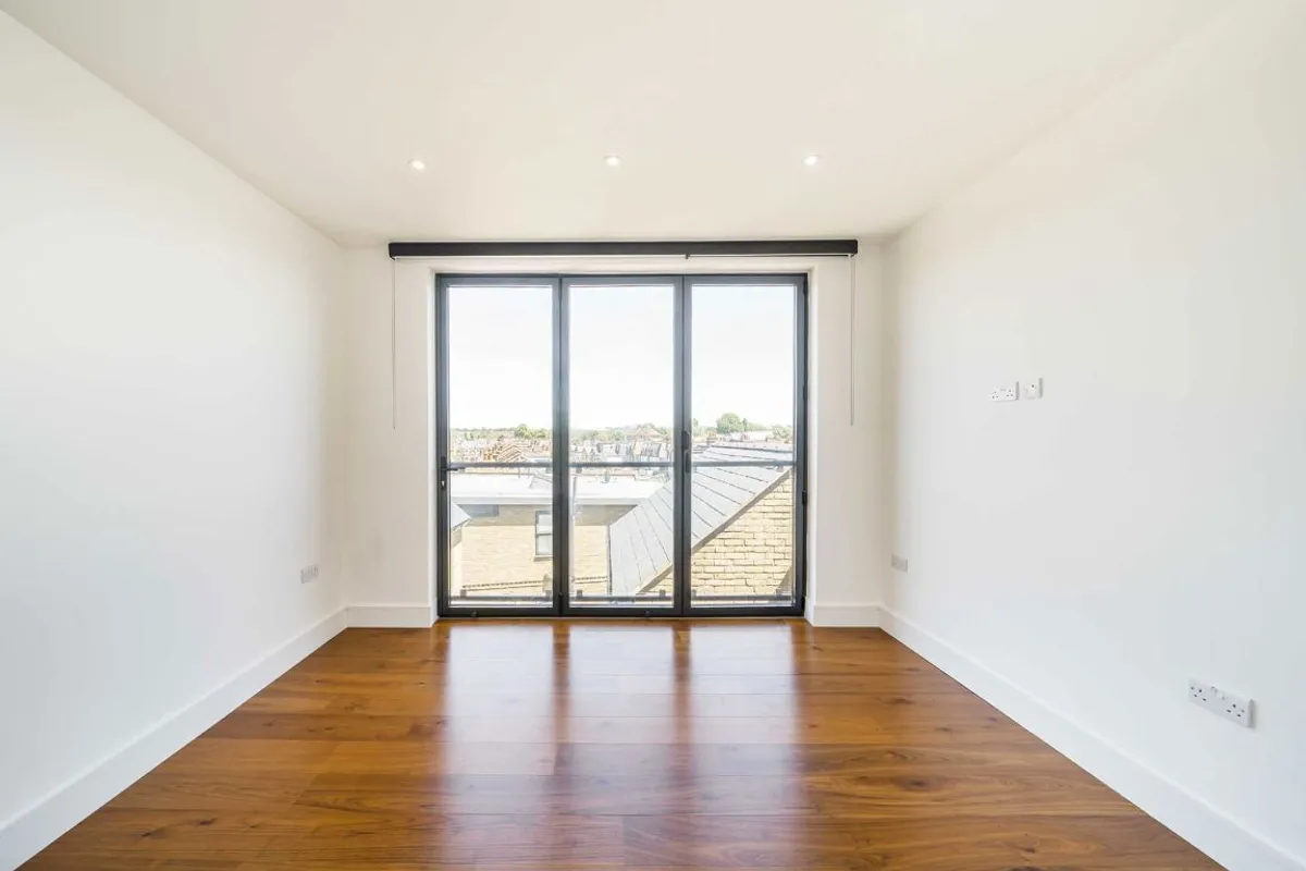 Flat Garratt Lane in Greater London