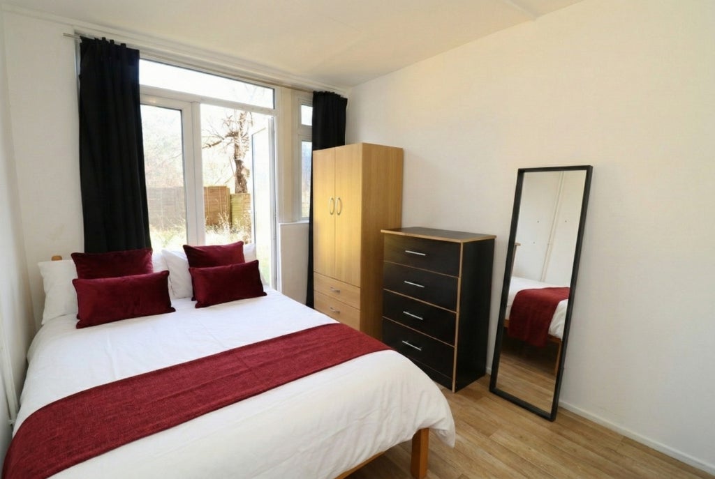 Room Globe Road in Greater London