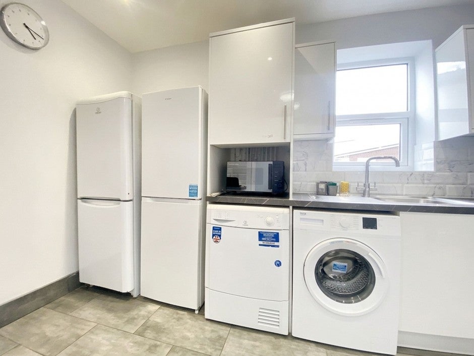 Flat Cowley Road in Greater London