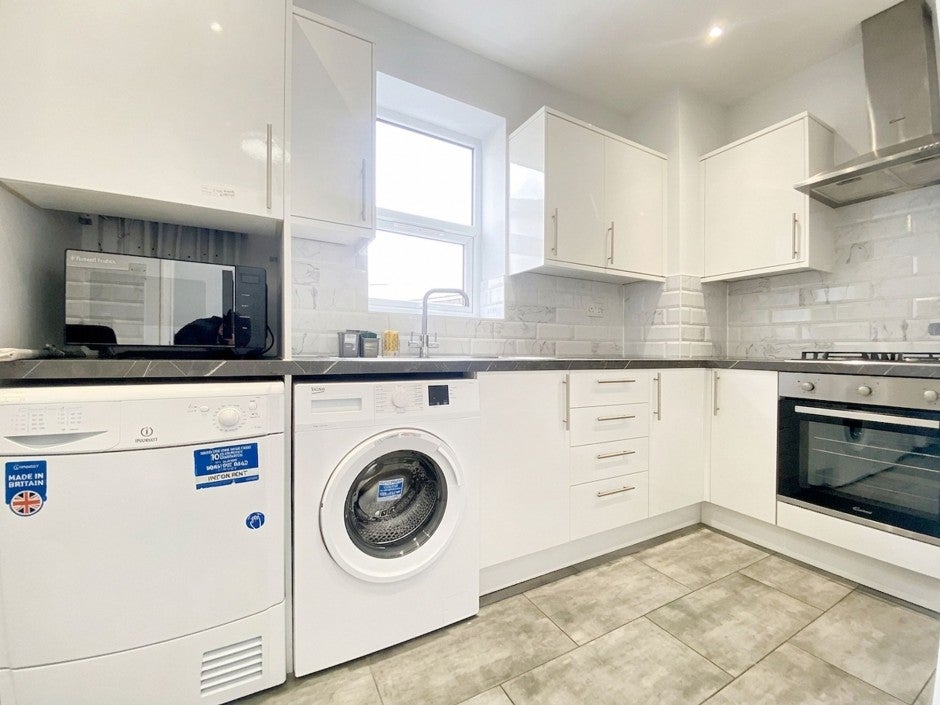 Flat Cowley Road in Greater London