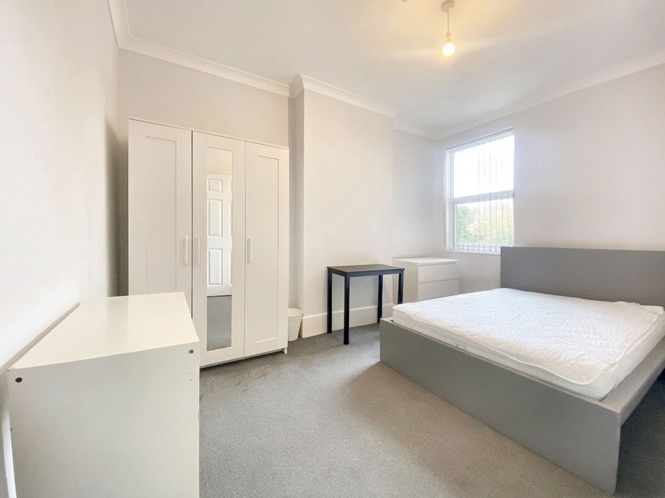 Flat Cowley Road in Greater London