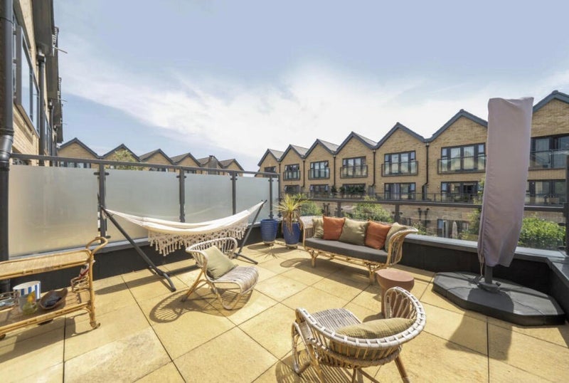 Room Daffodil Close in Greater London