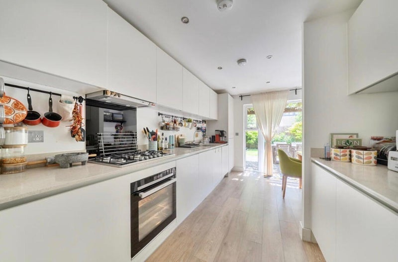 Room Daffodil Close in Greater London