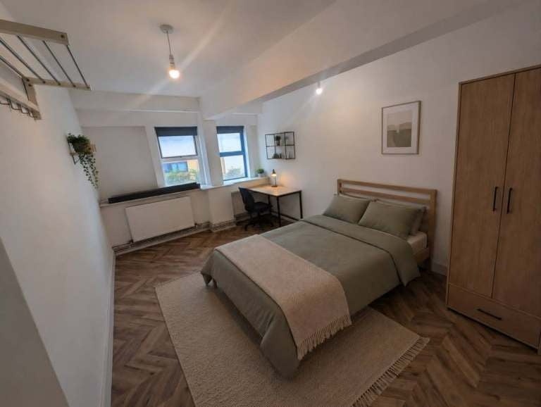 Flat Theydon Road in Greater London