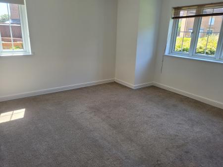Flat Wilkie Place in Larbert