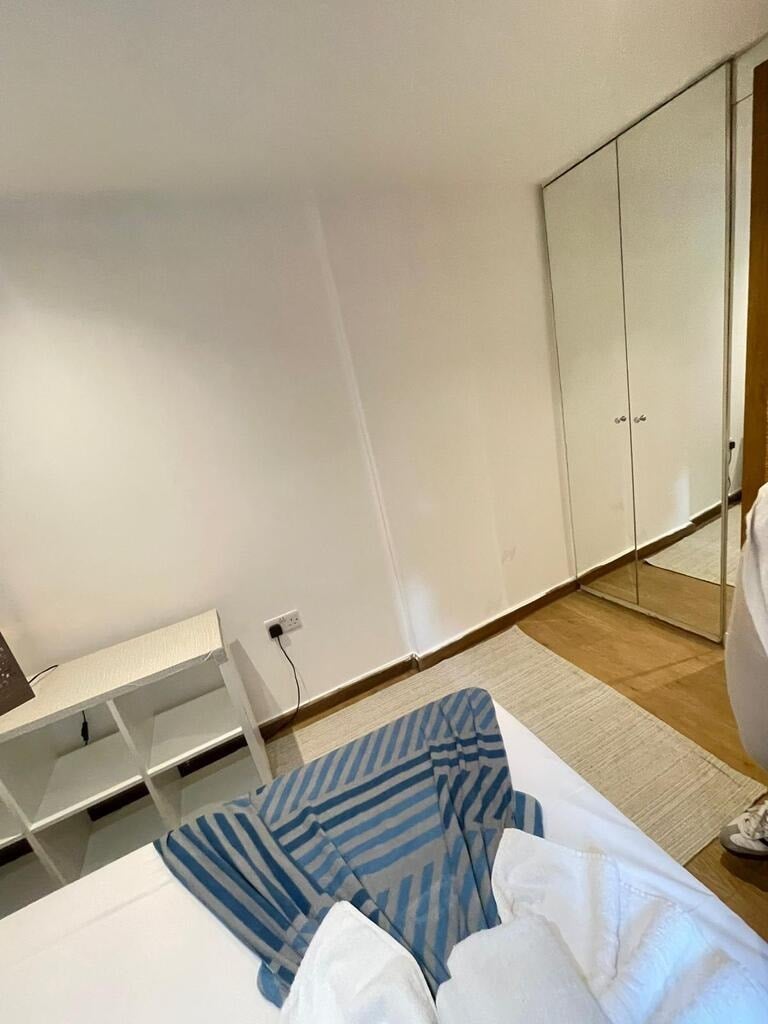 Flat Kempsford Gardens in Greater London