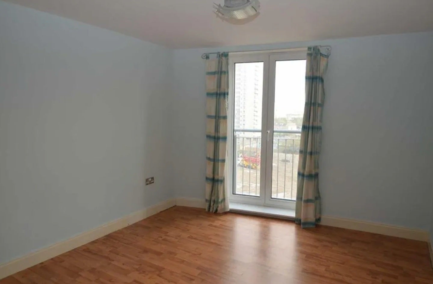 Flat Holland Gardens in Greater London