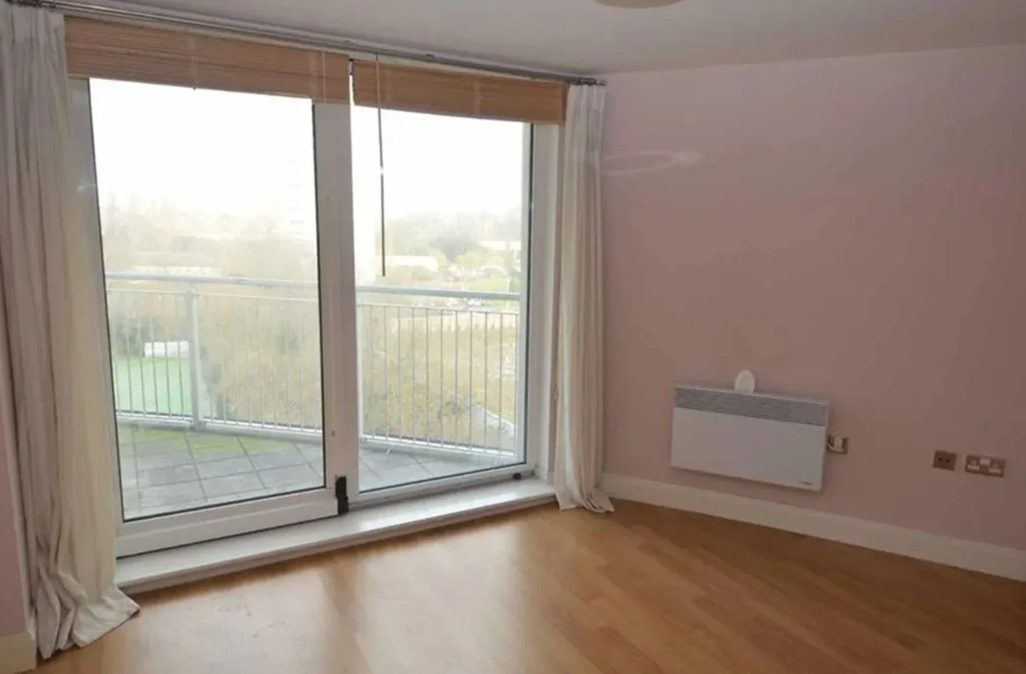 Flat Holland Gardens in Greater London