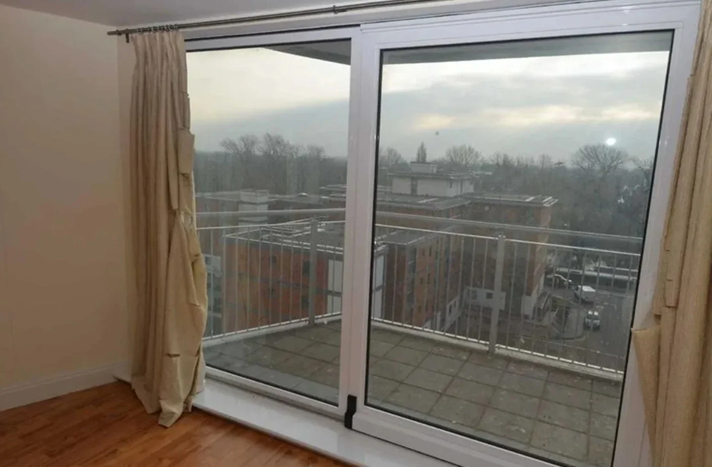 Flat Holland Gardens in Greater London