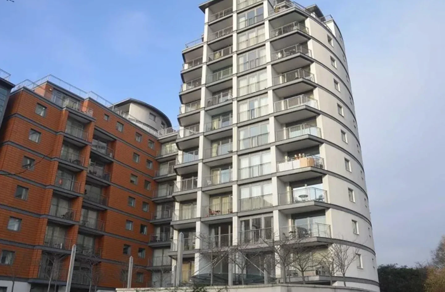 Flat Holland Gardens in Greater London