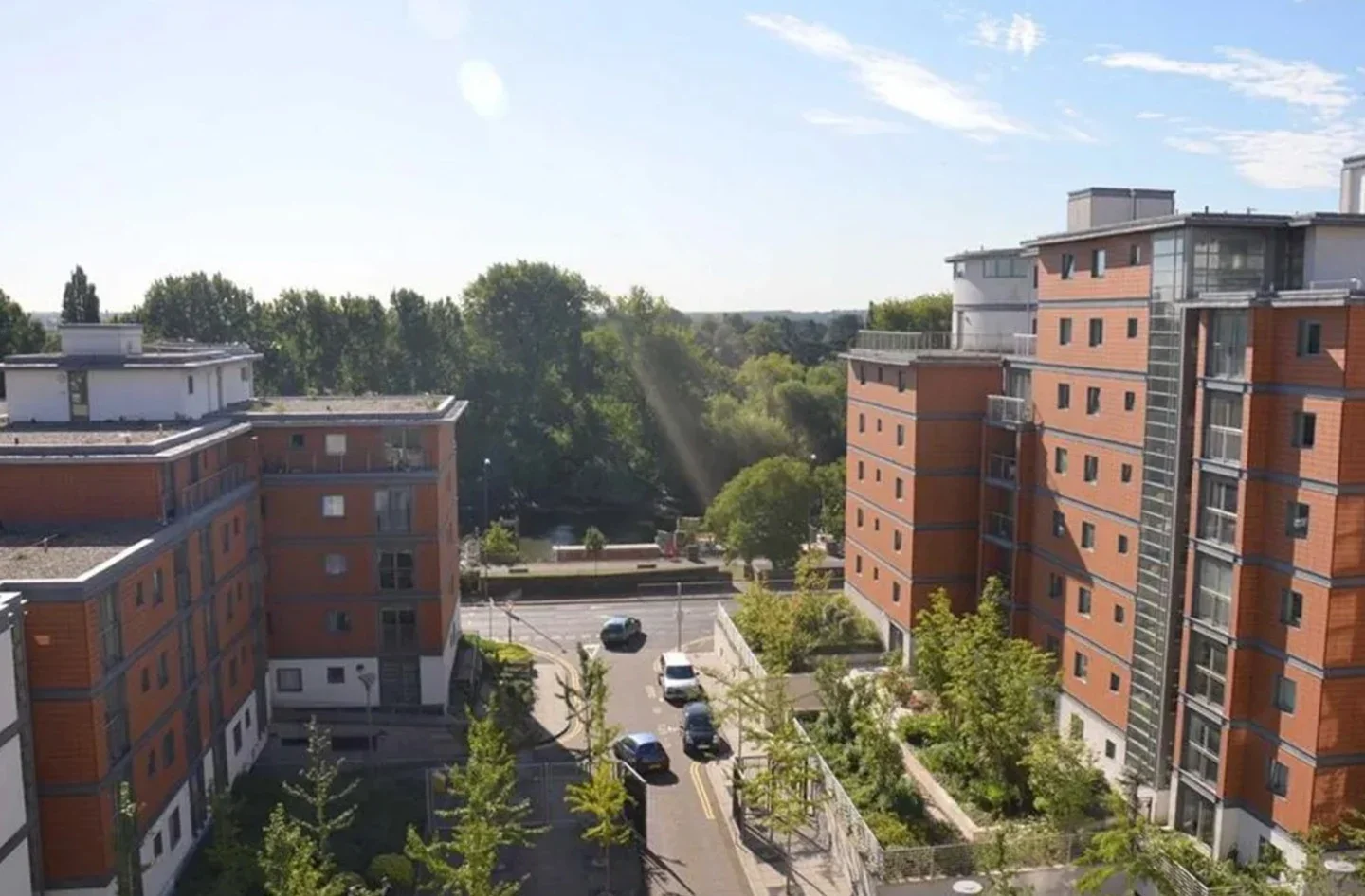 Flat Holland Gardens in Greater London