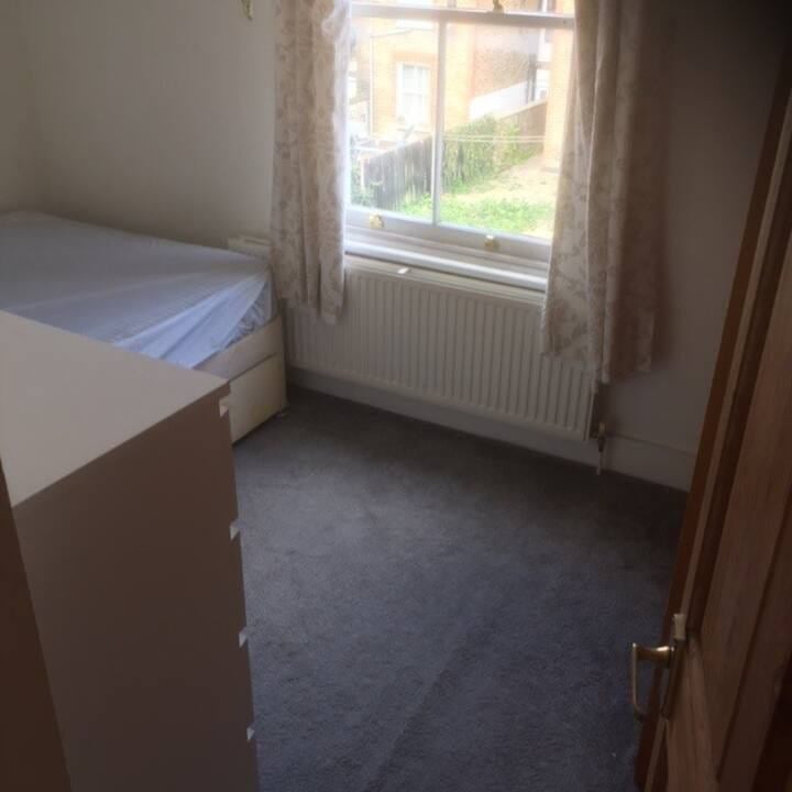 Room Rosebury Road in Greater London