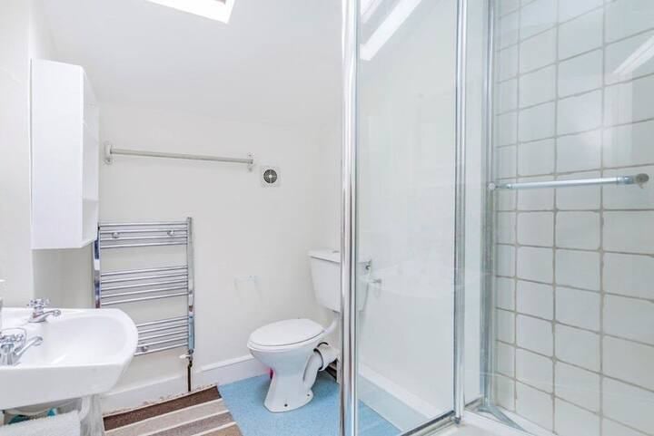 Room Rosebury Road in Greater London