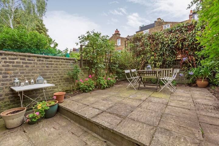 Room Rosebury Road in Greater London