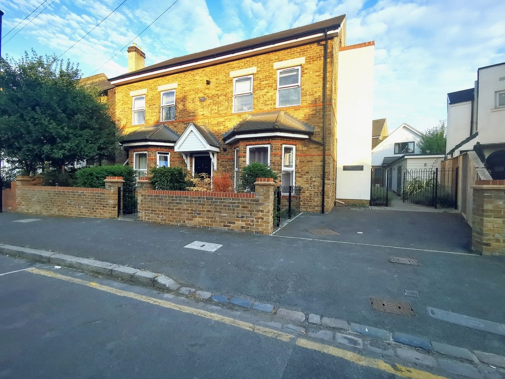 Flat Oval Road in Greater London
