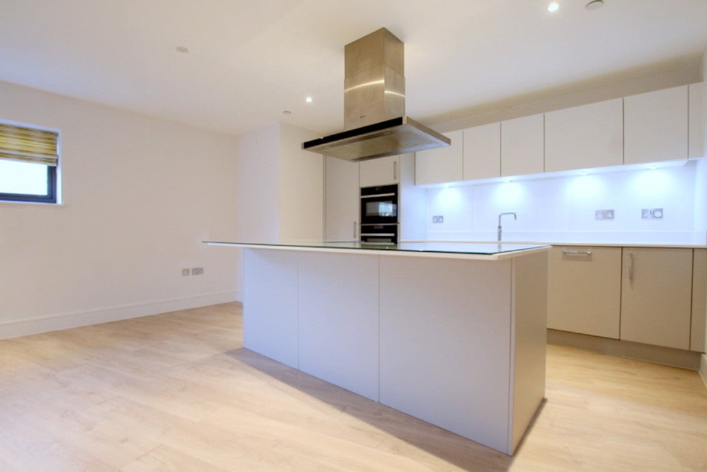 Flat Oval Road in Greater London