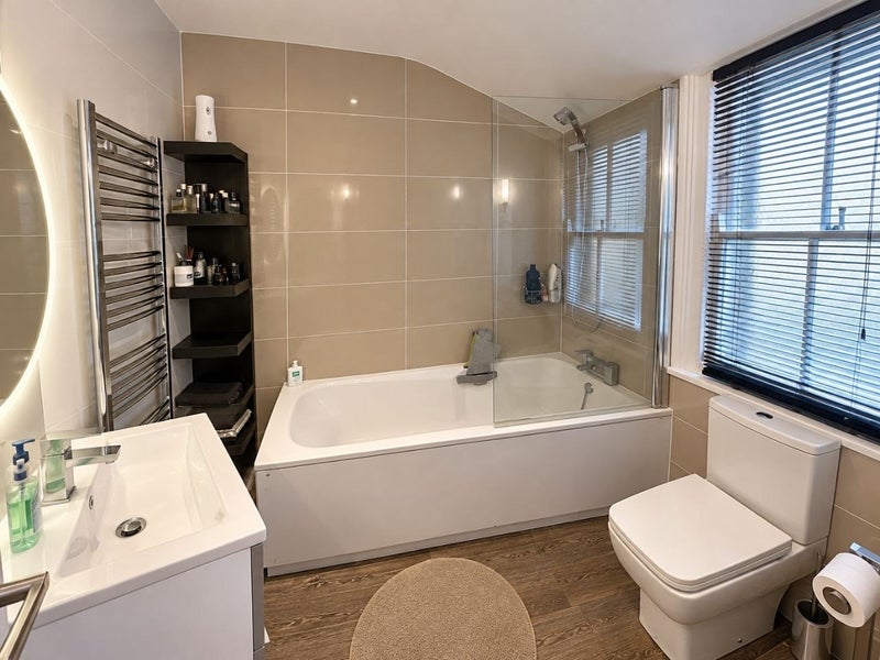 Room Oaklands Road in Greater London