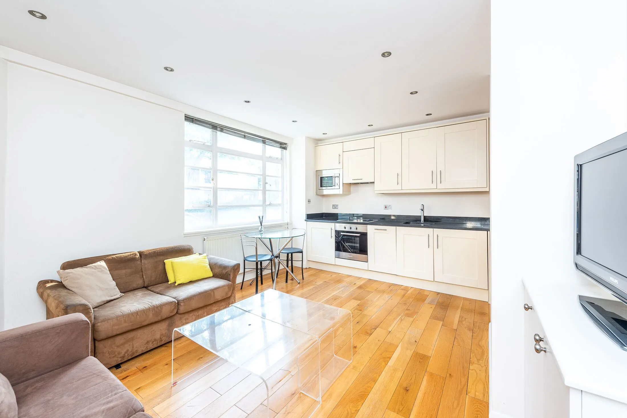 Flat Sloane Avenue in Greater London