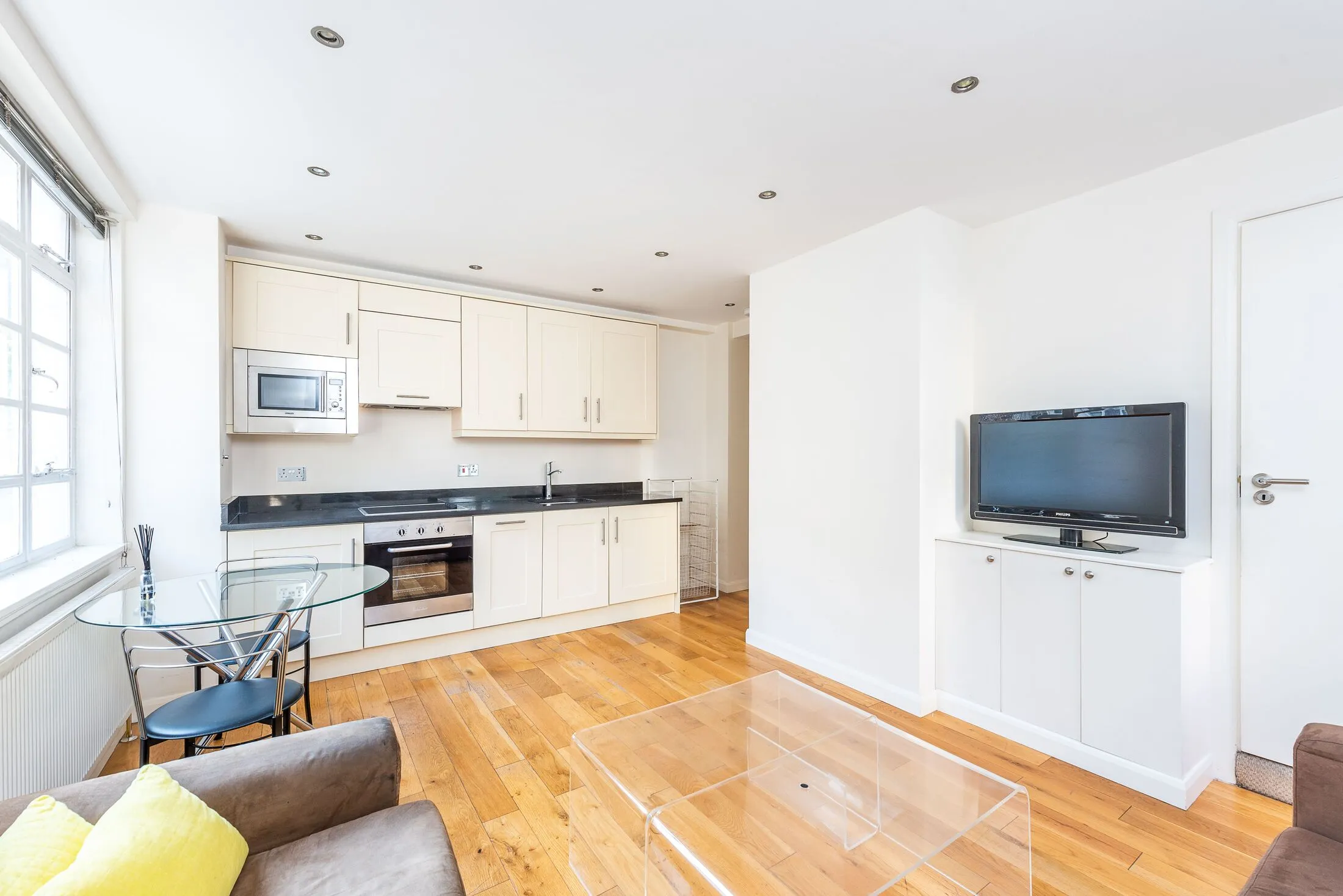 Flat Sloane Avenue in Greater London