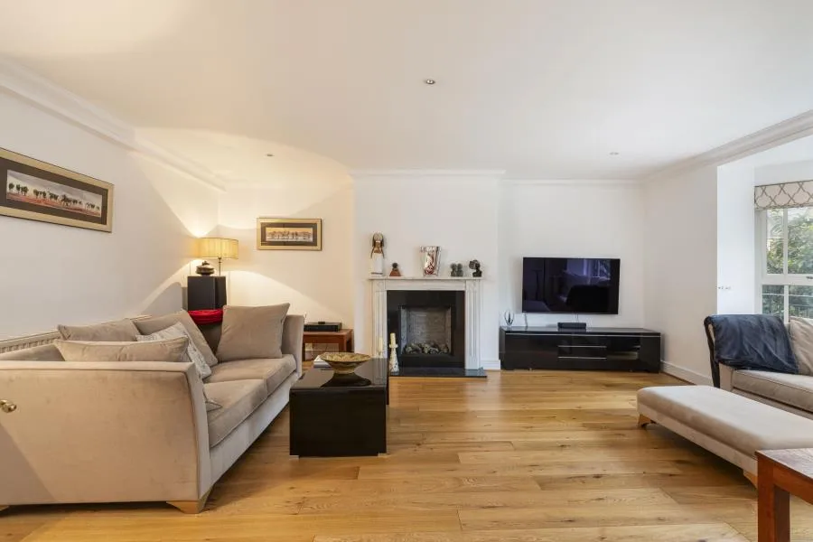 Flat Sandy Lane in Borough of Runnymede