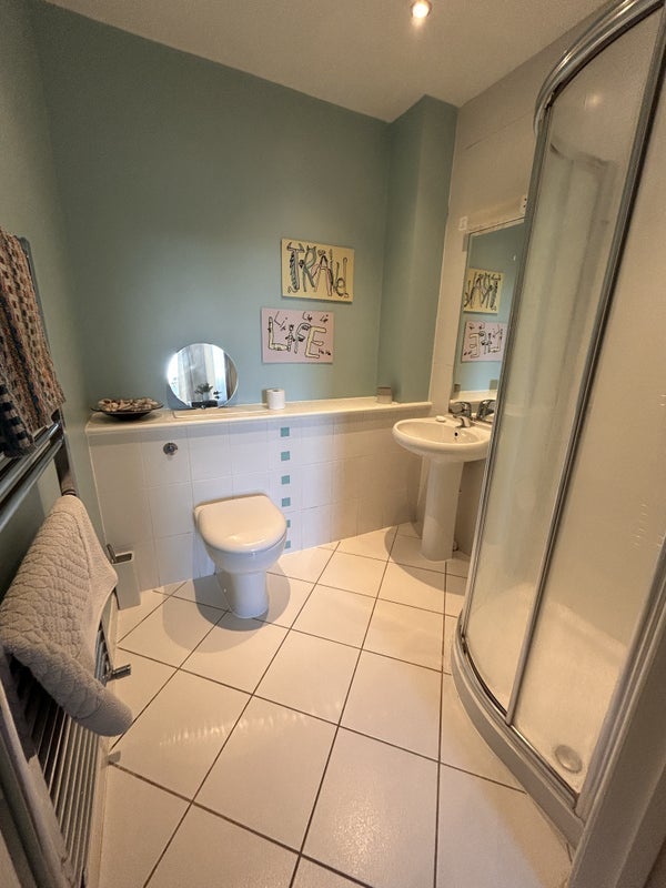 Room Burr Road in Greater London