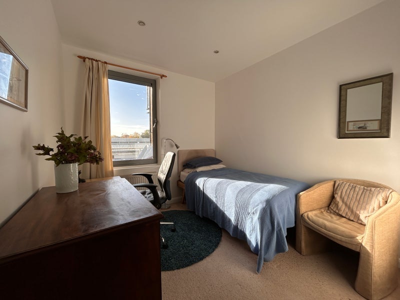 Room Burr Road in Greater London