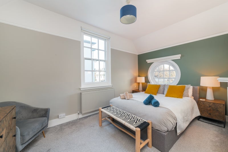 Room Broadwater Road in Greater London