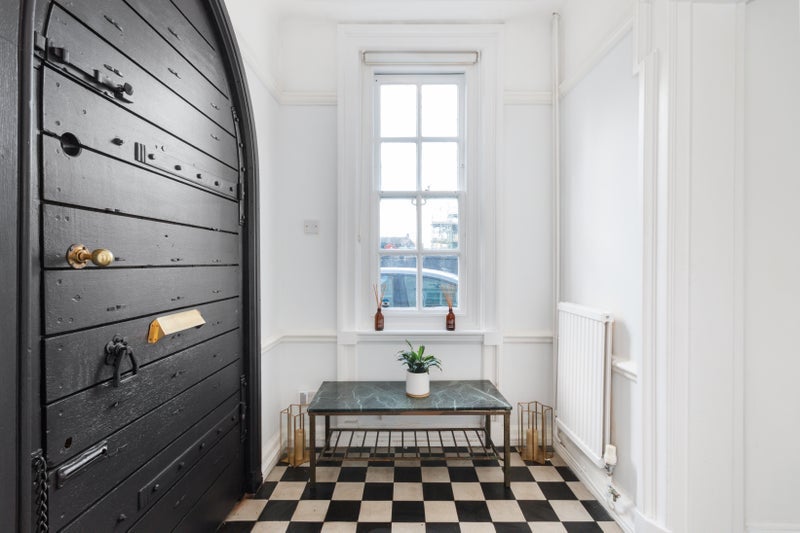 Room Broadwater Road in Greater London