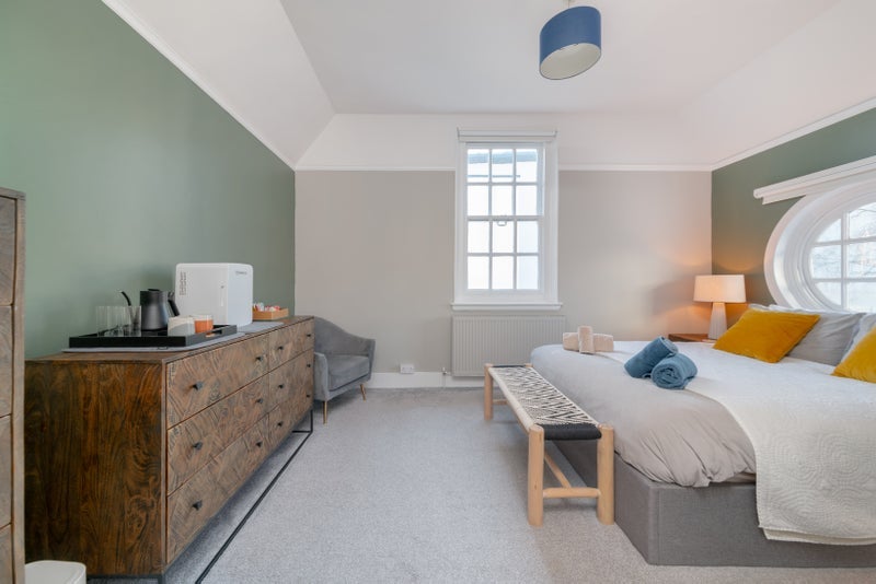 Room Broadwater Road in Greater London