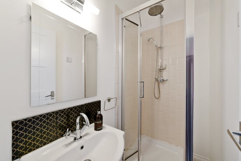 Room Broadwater Road in Greater London