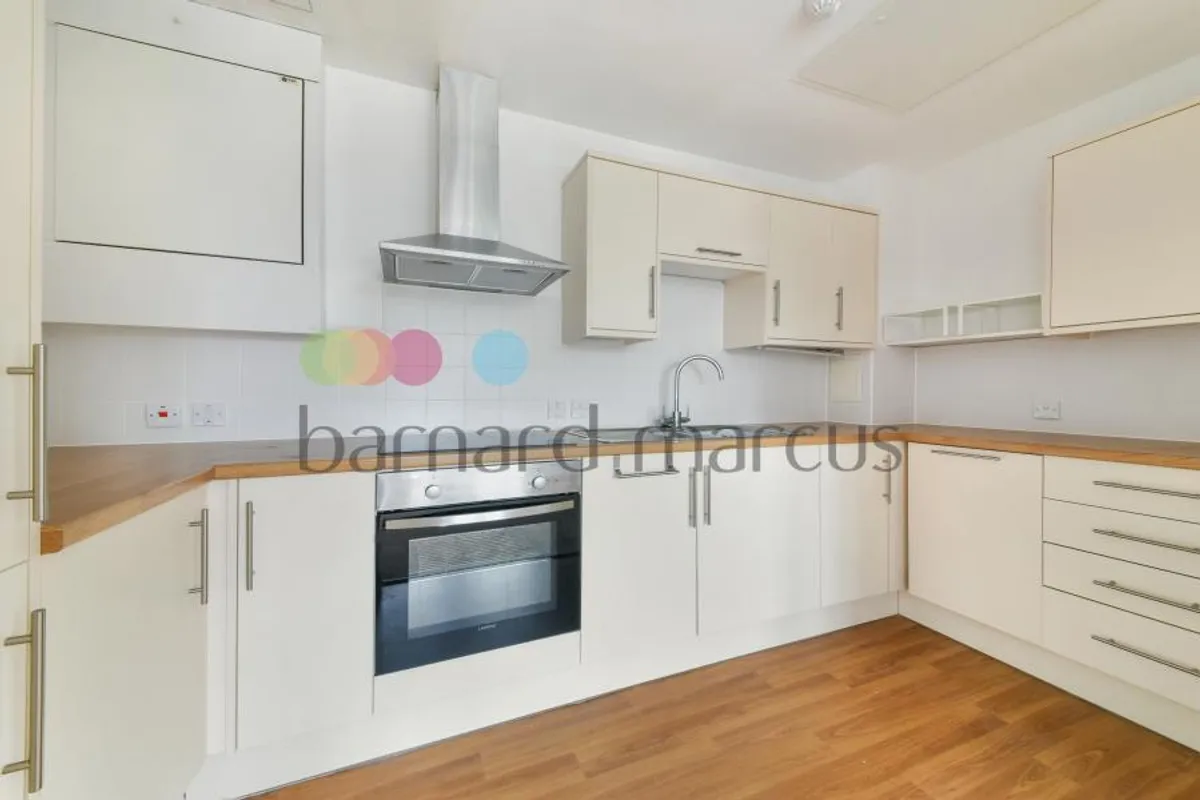 Flat Warham Road in Greater London