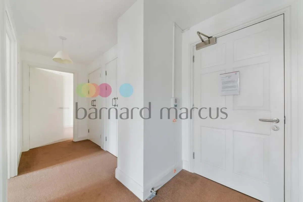 Flat Warham Road in Greater London