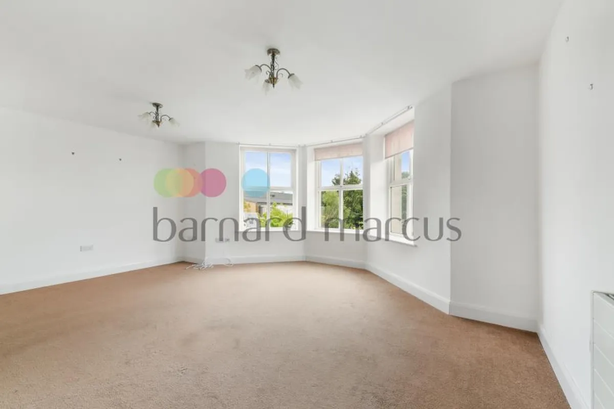Flat Warham Road in Greater London