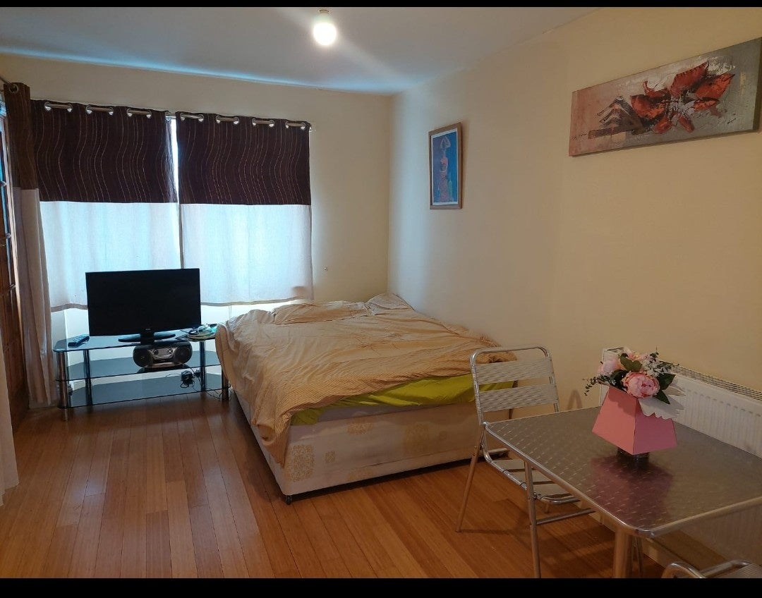 Room Beam Way in Greater London