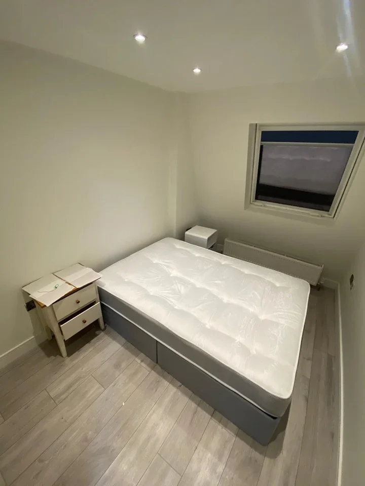 Flat Dawes Road in Greater London