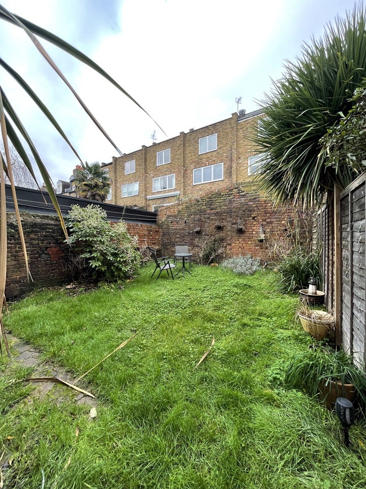 Flat Glebe Street in Greater London