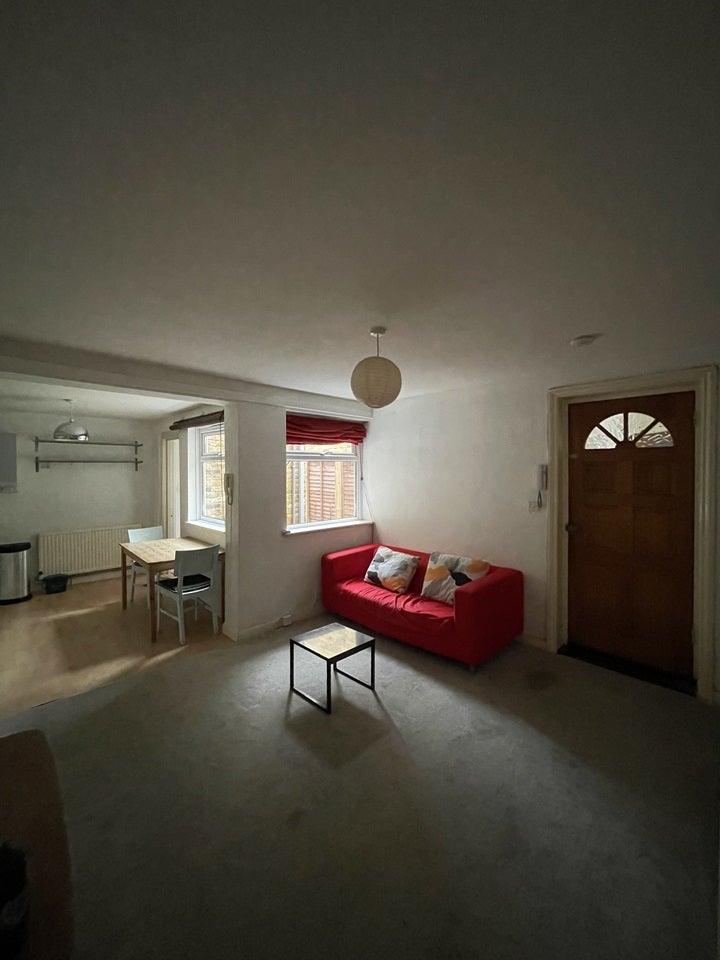 Flat Glebe Street in Greater London