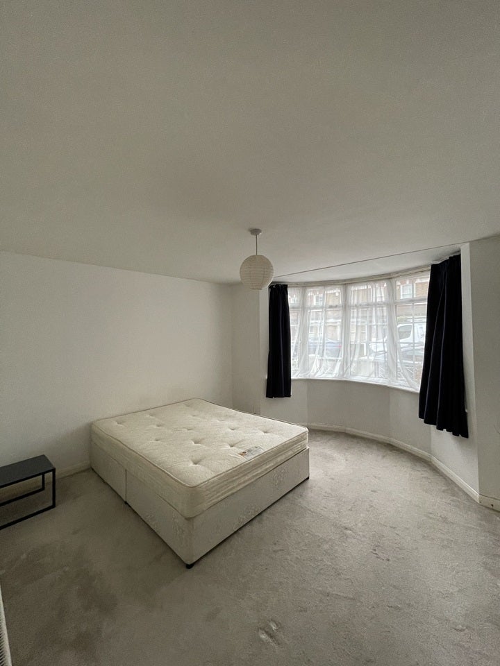 Flat Glebe Street in Greater London
