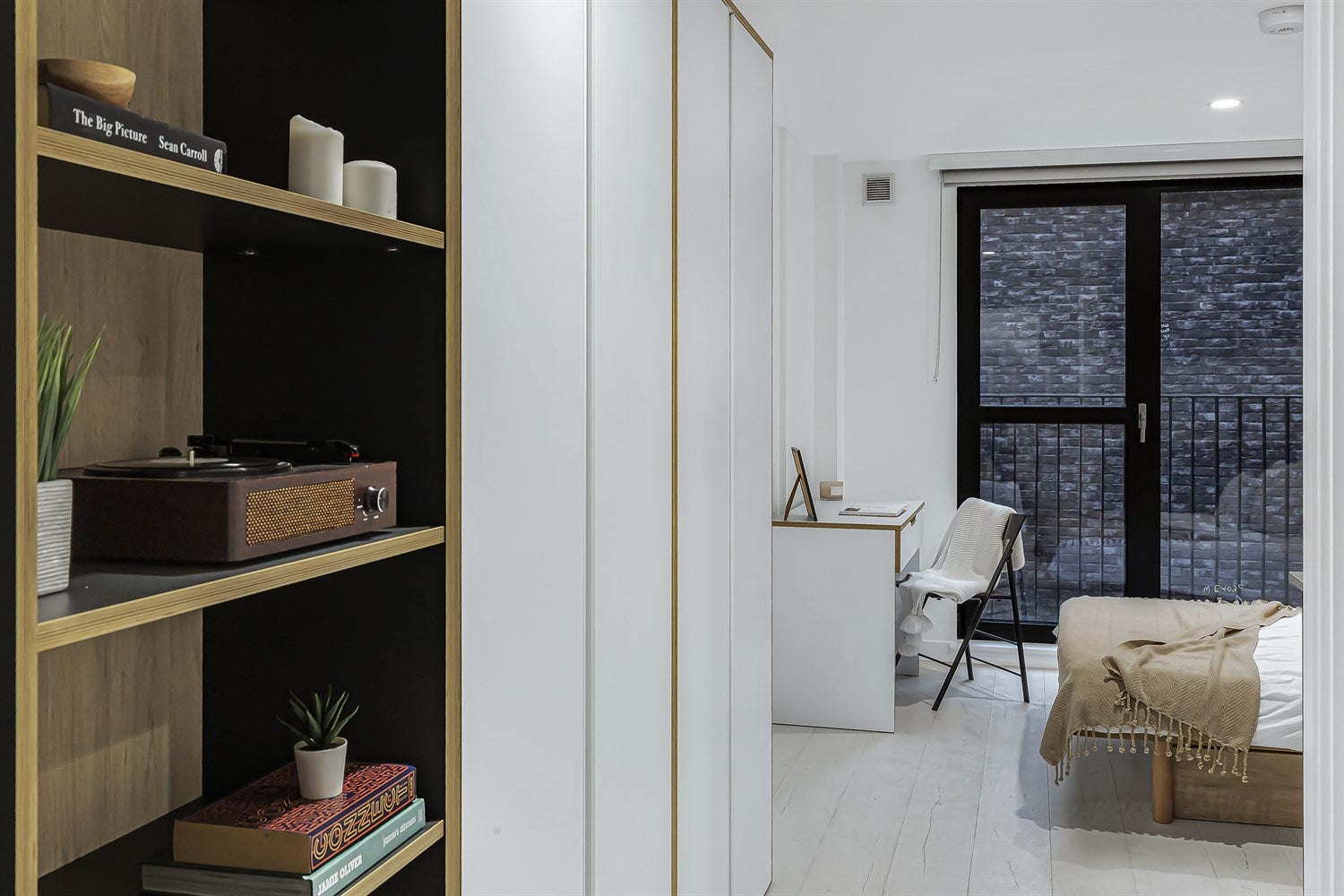 Flat Ratcliffe Lane in Greater London