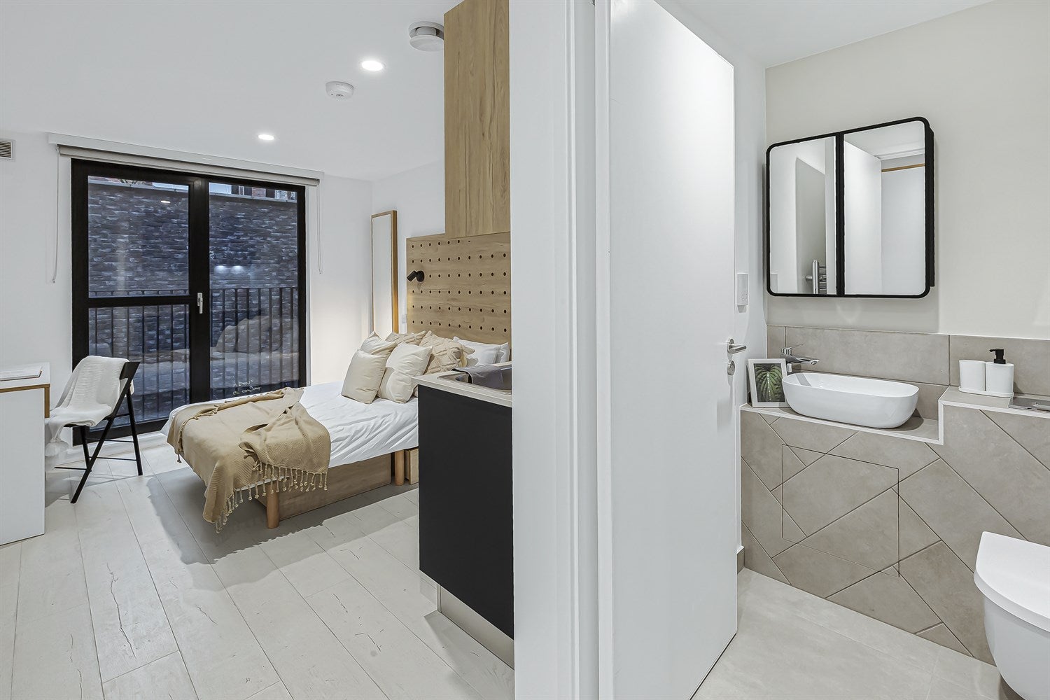 Flat Ratcliffe Lane in Greater London