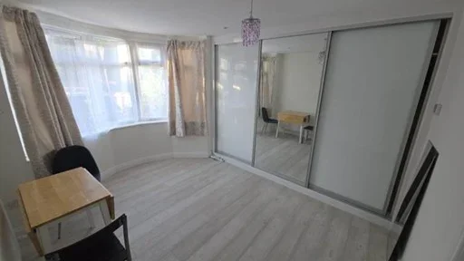 Room Merton Road in Slough