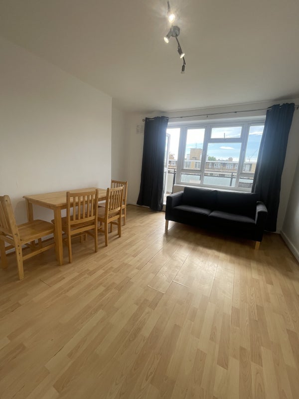 Flat Blythe Road in Greater London